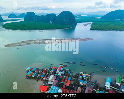 Vista aerea dei colorati tetti delle case su un villaggio di Koh Panyee. villaggio incredibile sull'acqua di mare. I nativi hanno densamente piantato i loro alloggi sulla IS Foto Stock