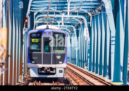 Osaka, Giappone - 30 settembre 2023: Treno locale del trasporto pubblico privato della Hanshin Electric Railway a Osaka, Giappone. Foto Stock