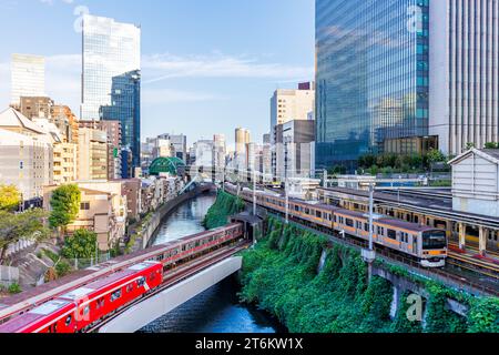 Tokyo, Giappone - 25 settembre 2023: Trasporto pubblico a Tokyo con treni metropolitani e ferrovie pendolari della Japan Rail JR a Tokyo, Giappone. Foto Stock