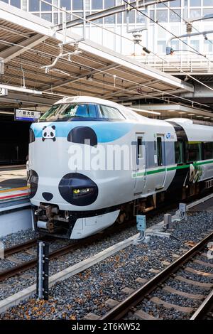 Osaka, Giappone - 30 settembre 2023: Treno Panda operato dalla Japan Rail JR West a Osaka, Giappone. Foto Stock