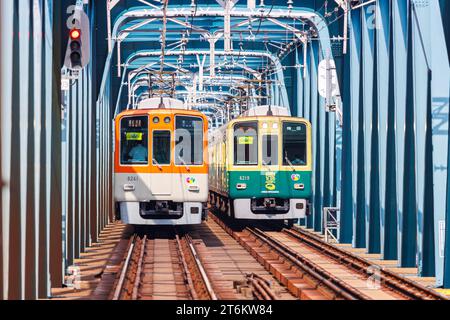 Osaka, Giappone - 30 settembre 2023: Treni locali del trasporto pubblico privato della Hanshin Electric Railway a Osaka, Giappone. Foto Stock