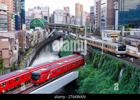 Tokyo, Giappone - 25 settembre 2023: Trasporto pubblico a Tokyo con treni metropolitani e ferrovie pendolari della Japan Rail JR a Tokyo, Giappone. Foto Stock