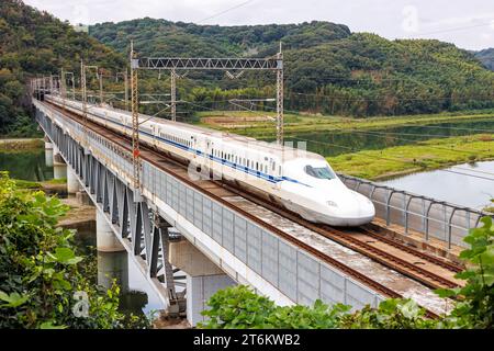 Kurashiki, Giappone - 1 ottobre 2023: Treno ad alta velocità Shinkansen N700 gestito dalla Japan Rail JR sulla linea Sanyo Shinkansen a Kurashiki, Giappone. Foto Stock