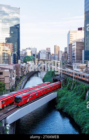 Tokyo, Giappone - 25 settembre 2023: Trasporto pubblico a Tokyo con treni metropolitani e ferrovie pendolari della Japan Rail JR a Tokyo, Giappone. Foto Stock