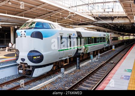 Osaka, Giappone - 30 settembre 2023: Treno Panda operato dalla Japan Rail JR West a Osaka, Giappone. Foto Stock