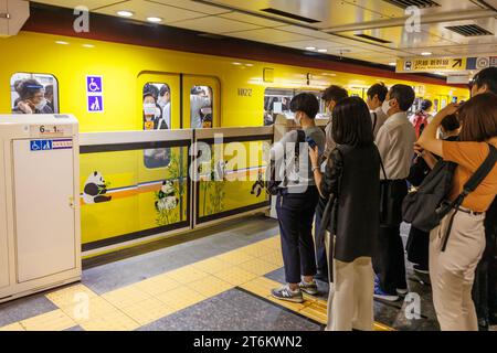 Tokyo, Giappone - 6 ottobre 2023: Ora di punta alla metropolitana di Tokyo alla stazione Ueno di Tokyo, Giappone. Foto Stock