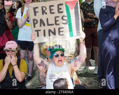 Canberra, Australia, 11 novembre 2023. Centinaia di manifestanti si radunano e marciano a Canberra, in Australia, per chiedere un cessate il fuoco immediato a Gaza e per una Palestina libera.Credit: Leo Bild/Alamy Live News Foto Stock