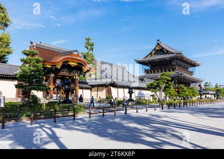 Ingresso al tempio buddista del monastero Higashi Hongan-ji nell'antica città storica di Kyoto in Giappone Foto Stock