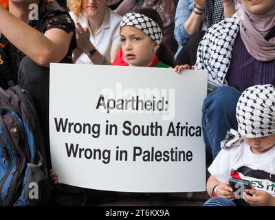 Canberra, Australia, 11 novembre 2023. Centinaia di manifestanti si radunano e marciano a Canberra, in Australia, per chiedere un cessate il fuoco immediato a Gaza e per una Palestina libera.Credit: Leo Bild/Alamy Live News Foto Stock