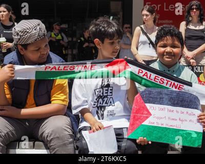 Canberra, Australia, 11 novembre 2023. Centinaia di manifestanti si radunano e marciano a Canberra, in Australia, per chiedere un cessate il fuoco immediato a Gaza e per una Palestina libera.Credit: Leo Bild/Alamy Live News Foto Stock