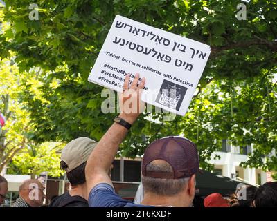 Canberra, Australia, 11 novembre 2023. Centinaia di manifestanti si radunano e marciano a Canberra, in Australia, per chiedere un cessate il fuoco immediato a Gaza e per una Palestina libera.Credit: Leo Bild/Alamy Live News Foto Stock