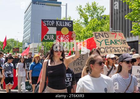 Canberra, Australia, 11 novembre 2023. Centinaia di manifestanti si radunano e marciano a Canberra, in Australia, per chiedere un cessate il fuoco immediato a Gaza e per una Palestina libera.Credit: Leo Bild/Alamy Live News Foto Stock