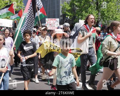 Canberra, Australia, 11 novembre 2023. Centinaia di manifestanti si radunano e marciano a Canberra, in Australia, per chiedere un cessate il fuoco immediato a Gaza e per una Palestina libera.Credit: Leo Bild/Alamy Live News Foto Stock