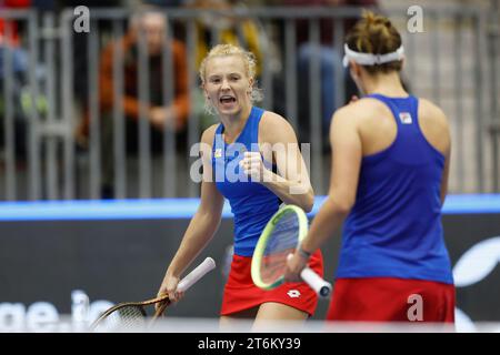 Barbora Krejcikova, destra, e Katerina Siniakova della Repubblica Ceca durante l'ultima partita di doppio girone della Billie Jean King Cup 2023, wor femminile Foto Stock