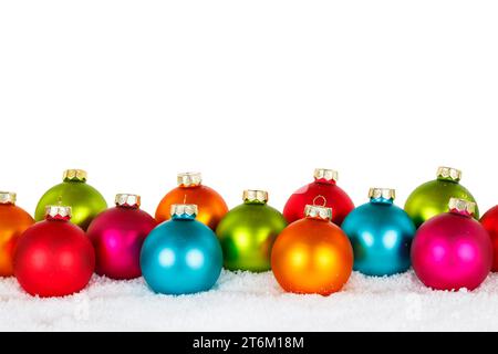 Baubles natalizi in inverno con copyspace copia spazio decorativo deco isolato su sfondo bianco Foto Stock