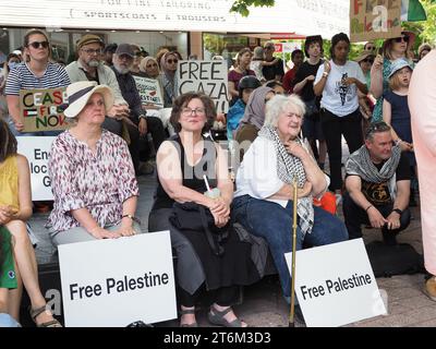 Canberra, Australia, 11 novembre 2023. Centinaia di manifestanti si radunano e marciano a Canberra, in Australia, per chiedere un cessate il fuoco immediato a Gaza e per una Palestina libera.Credit: Leo Bild/Alamy Live News Foto Stock