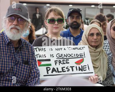 Canberra, Australia, 11 novembre 2023. Centinaia di manifestanti si radunano e marciano a Canberra, in Australia, per chiedere un cessate il fuoco immediato a Gaza e per una Palestina libera.Credit: Leo Bild/Alamy Live News Foto Stock