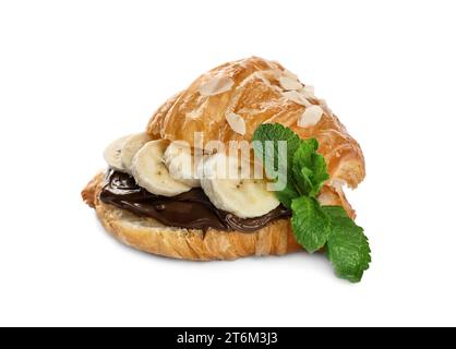 Delizioso croissant con banana, cioccolato e menta isolato su bianco Foto Stock