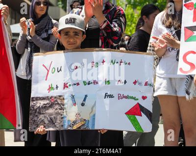 Canberra, Australia, 11 novembre 2023. Centinaia di manifestanti si radunano e marciano a Canberra, in Australia, per chiedere un cessate il fuoco immediato a Gaza e per una Palestina libera.Credit: Leo Bild/Alamy Live News Foto Stock