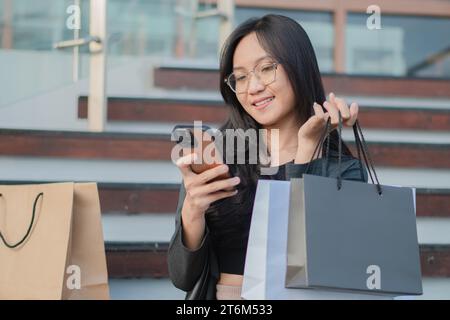 fare acquisti online su uno smartphone Foto Stock