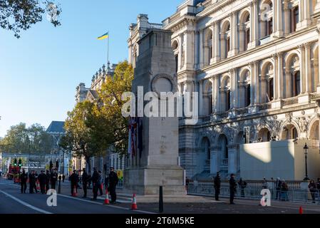 Whitehall, Westminster, Londra, Regno Unito. 11 novembre 2023. La polizia di Westminster sta fornendo sicurezza intorno al Cenotafio e Whitehall, in vista degli eventi dell'Armistizio Day e delle proteste che si svolgono a Londra Foto Stock