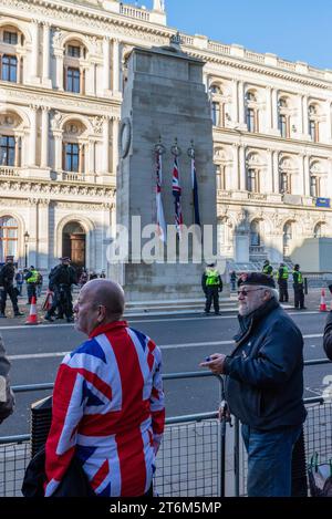 Whitehall, Westminster, Londra, Regno Unito. 11 novembre 2023. La polizia di Westminster sta fornendo sicurezza intorno al Cenotafio e Whitehall, in vista degli eventi dell'Armistizio Day e delle proteste che si svolgono a Londra Foto Stock