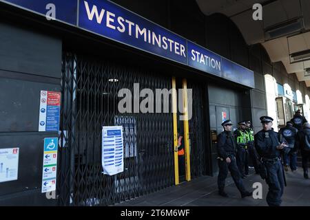 11/11/2023. Londra, Regno Unito. La stazione della metropolitana di Westminster è chiusa al pubblico in vista di una marcia pro Palestina che si terrà oggi, sabato 11 novembre. Gli organizzatori della marcia sono stati criticati per aver organizzato l'evento nel giorno dell'armistizio. Credito fotografico: Ben Cawthra/Sipa USA Foto Stock