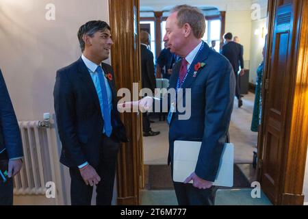 BLETCHLEY PARK, BUCKINGHAMSHIRE, INGHILTERRA, Regno Unito - 02 novembre 2023 - il primo ministro del Regno Unito Rishi Sunak incontra i fondatori della tecnologia e gli amministratori delegati all'IA Foto Stock