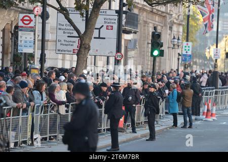 11/11/2023. Londra, Regno Unito. I membri del pubblico cominciano ad allinearsi per le strade su Whitehall prima di un servizio al Cenotaph War Memorial il giorno dell'armistizio. Credito fotografico: Ben Cawthra/Sipa USA Foto Stock