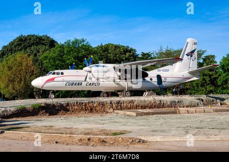 Cubana aerei cargo decorazione aeroplani, distretto Sandino, Santa Clara, Cuba Foto Stock