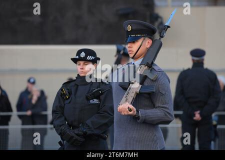 11/11/2023. Londra, Regno Unito. Polizia e militari a guardia del Cenotaph War Memorial a Westminster, in vista di una marcia pro Palestina che si terrà oggi, sabato 11 novembre. Gli organizzatori della marcia sono stati criticati per aver organizzato l'evento nel giorno dell'armistizio. Credito fotografico: Ben Cawthra/Sipa USA Foto Stock