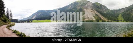 vista panoramica sul vilsalpsee delle alpi austriache con acqua riflessa e montagne sullo sfondo Foto Stock