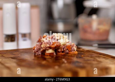 fette di carne cruda fresca e patate su tagliere di legno Foto Stock