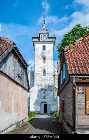 Torre dell'orologio della Chiesa della Santissima Trinità a Kuldiga, Lettonia. Una volta si chiamava Goldingen. Foto Stock