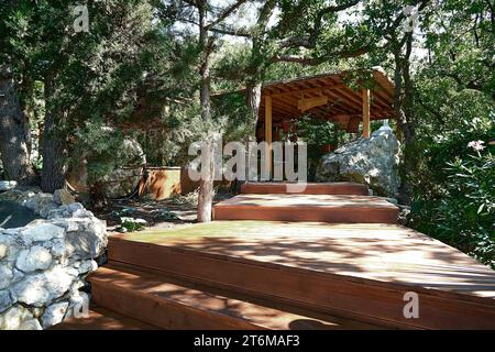 Podio di legno vuoto nella foresta. Paesaggio di una valle di foreste di conifere relitti per la dimostrazione o l'installazione dei prodotti. Vista frontale Foto Stock