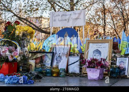 Ritratti di soldati, fiori e bandiere ucraine sono visibili in un memoriale dedicato ai soldati caduti delle forze armate ucraine a Zaporizhzhia. Il Segretario generale della NATO Jens Stoltenberg ha invitato gli alleati dell'Ucraina a continuare a fornire a Kiev tutto il sostegno militare necessario per la sua guerra contro l'aggressione della Russia e ha avvertito che devono essere preparati per una lunga battaglia, anche se i proiettili russi continuavano a causare vittime ai civili e danni ai siti infrastrutturali nell'est e nel sud del paese. Foto Stock