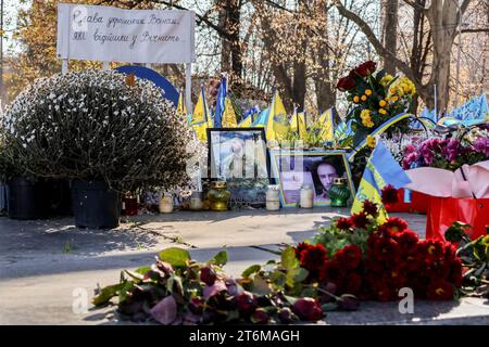 Ritratti di soldati, fiori e bandiere ucraine sono visibili in un memoriale dedicato ai soldati caduti delle forze armate ucraine a Zaporizhzhia. Il Segretario generale della NATO Jens Stoltenberg ha invitato gli alleati dell'Ucraina a continuare a fornire a Kiev tutto il sostegno militare necessario per la sua guerra contro l'aggressione della Russia e ha avvertito che devono essere preparati per una lunga battaglia, anche se i proiettili russi continuavano a causare vittime ai civili e danni ai siti infrastrutturali nell'est e nel sud del paese. Foto Stock