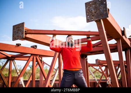 Il giovane si sta allenando all'aperto. Sta facendo dei tiri. Foto Stock