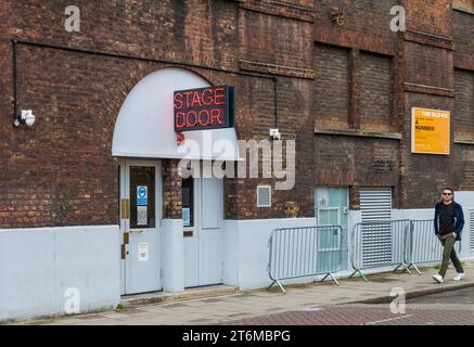 L'ingresso della porta di scena all'Old Vic Theatre di Londra, Inghilterra, Regno Unito Foto Stock