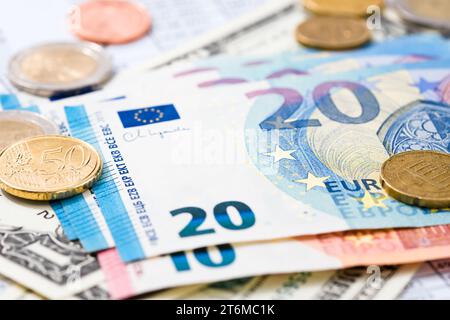 Vista ravvicinata delle banconote, delle monete e della banconota da un dollaro dell'Unione europea. Attenzione selettiva alla moneta da cinquanta centesimi di euro. Foto Stock