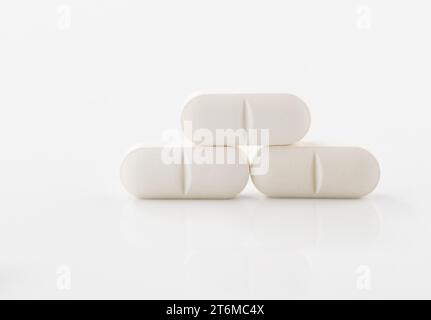 Primo piano di pillole o capsule bianche. Integratori alimentari sotto forma di pillole o capsule. Foto Stock