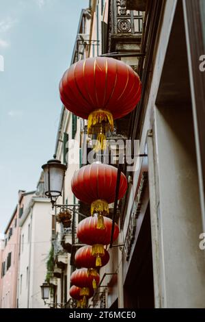 Lanterne rosse cinesi per strada. Messa a fuoco selettiva. Foto Stock