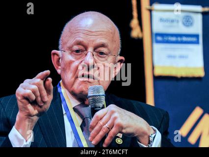 James R. Clapper Jr., tenente generale in pensione nella United States Air Force ed ex direttore della National Intelligence degli Stati Uniti, si rivolge al pubblico dopo aver ricevuto il Paul Harris Fellowship Award dal Rotary Club of Indialantic, Florida, al King Center for the Performing Arts di Melbourne. Il premio è la più alta onorificenza del Rotary International. (Foto di Paul Hennessy / SOPA Images/Sipa USA) Foto Stock