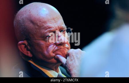 James R. Clapper Jr., tenente generale in pensione della United States Air Force ed ex direttore della National Intelligence degli Stati Uniti, ascolta una domanda del pubblico dopo aver ricevuto il Paul Harris Fellowship Award dal Rotary Club of Indialantic, Florida, al King Center for the Performing Arts di Melbourne. Il premio è la più alta onorificenza del Rotary International. (Foto di Paul Hennessy / SOPA Images/Sipa USA) Foto Stock