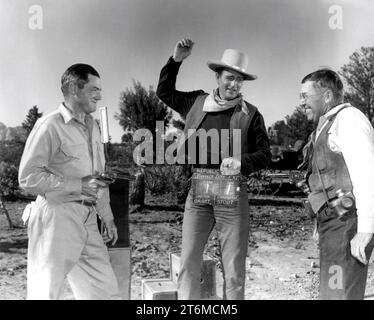 Il regista JAMES EDWARD GRANT JOHN WAYNE e il direttore della fotografia ARCHIE J. STOUT sul set candid gag girato con le pistole in Arizona nell'aprile 1946 il primo giorno di riprese di THE ANGEL AND THE BADMAN 1947, il regista/scrittore JAMES EDWARD GRANT John Wayne Productions / Republic Pictures Foto Stock