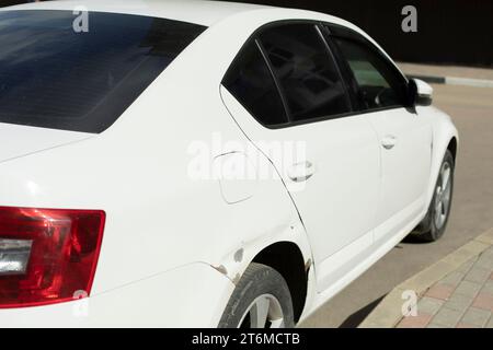 Auto bianca nel parcheggio. Trasporto personale. Auto in cortile. Foto Stock