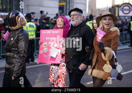 Nancy Sorrell e Jim Moir, meglio conosciuti come la personalità televisiva Vic Reeves, prendono parte al Lord Mayor's Show nella City di Londra. Data immagine: Sabato 11 novembre 2023. Foto Stock