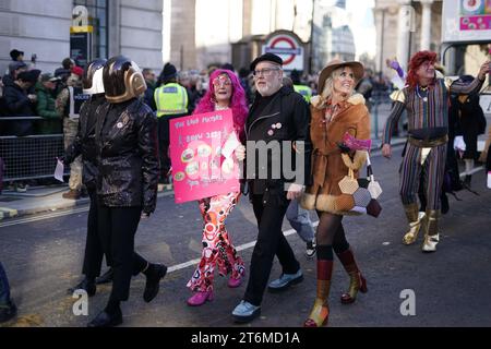 Nancy Sorrell e Jim Moir, meglio conosciuti come la personalità televisiva Vic Reeves, prendono parte al Lord Mayor's Show nella City di Londra. Data immagine: Sabato 11 novembre 2023. Foto Stock