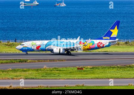 Tokyo, Giappone - 6 ottobre 2023: Aereo Skymark Airlines Boeing 737-800 con livrea speciale Pikachu Jet BC2 presso l'aeroporto di Tokyo Haneda (HND) in Giappone. Foto Stock