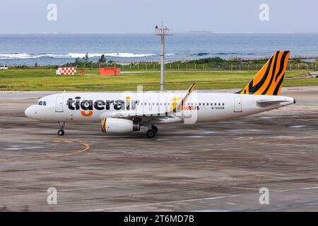 Okinawa, Giappone - 3 ottobre 2023: Aereo Tigerair Taiwan Airbus A320 presso l'aeroporto di Okinawa Naha (OKA) in Giappone. Foto Stock